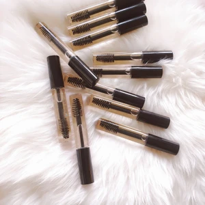 Fransar och ögonbryn Serum - Restock på Frans serum för 65kr/st inkl frakt. 10ml räcker ut till 4 månader Innehåller ricin olja som är bra vid hårväxt. Alla ingredienser är organic. Detta är ett för både ögonbryn och fransar som stimulerar hårväxten och ger längre och fylligare fransar och ögonbryn. Det tar mellan 1 och 2 månader att ser skillnaden💕.   Det innehåller simmondisia chinesis, ricinus communis seed oil, helianthus anuus seed oil, fettsyror, Melia azadiracta seed oil, Prunus amygdalus dulcis oil. Jag själv använder samma och här sett ett stor förändring 🤍   40/90 i lager 🤍