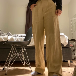 Byxor från zara - Säljer dessa fina byxor från zara, i storlek XS (lite halvt stora på mig så skulle säga XS-S beroende på hur man vill att dem ska sitta). Skriv vid mer frågor. Är 165 cm lång💕💕  150kr + frakt