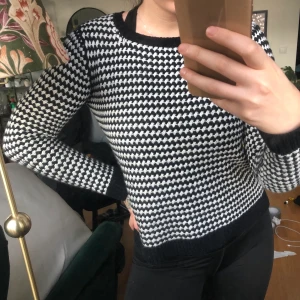 Stickat vit och svart tröja - Stickad tröja som jag köpt second hand. Snygg passform men på mig så är armarna något för tighta. Jag har storlek XS/S och är 164cm lång. Frakt tillkommer!