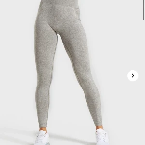Gymshark träningstights - Tights från gymshark i superbra skick! Väldigt sköna men tyvärr för stora för mig, storlek S🥰