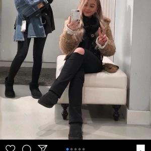 Fluffig jacka från ginatricot  - Beige fluffig jacka från Gina tricot i storlek 36. Har två fickor med dragkedja framtill. ”Hängaren” har gått sönder men går lika bra att hänga i Gina lappen. Annars är skicket bra, men använt. Bild lånad från Amandaedmundsson på Instagram. 