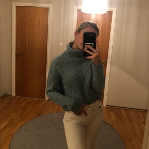 Stickad polotröja - Jättefin och mysig blå(ish) stickad polotröja. Perfekt nu när det börjar bli lite kallare. Inte stickig alls. Säljer pga att jag inte fått användning av den. Den är i bra mycket skick. Köpare står för frakt💗