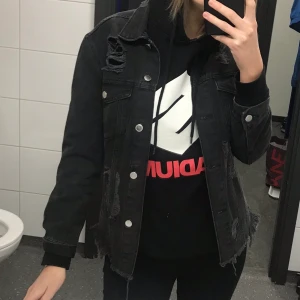 Ripped jeansjacka 32 - Jeansjacka från h&m storlek 32, bra skick!