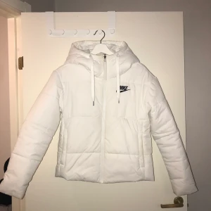 Nike jacka  - Vit Nike jacka i storlek S! Går dessutom att vända den ut och in ifall man vill ha nike märket på ryggen✨