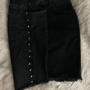 Kjol med nitar från hm, svart jeans material