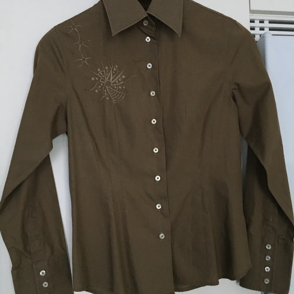 The shirt factory design Linnea braun. Stl M . Fri frakt . Blusar.