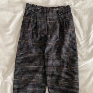 Byxor - Ett par kostymliknande byxor, stretchiga i midjan och jätteskönt material, storlek 13-14 år (164), 60kr+frakt