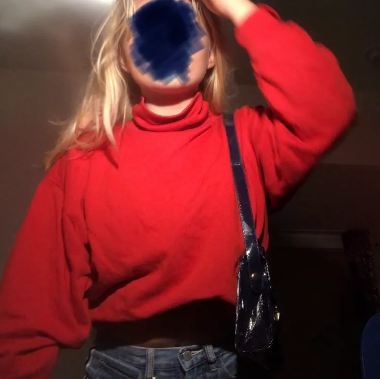 Säljer denna suuuperfina röda polotröja då den tyvärr inte kommer till användning. Vet ej märket då den är köpt second hand men den är i superbra skick o perfekt nu till höst/vintern!!. Neuletakit & Villapaidat.