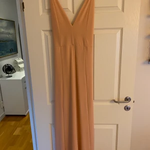 Klänning bikbok  - Ljusrosa lång klänning från bikbok. Aldrig använd, väldigt fint. Fraktkostnad tillkommer