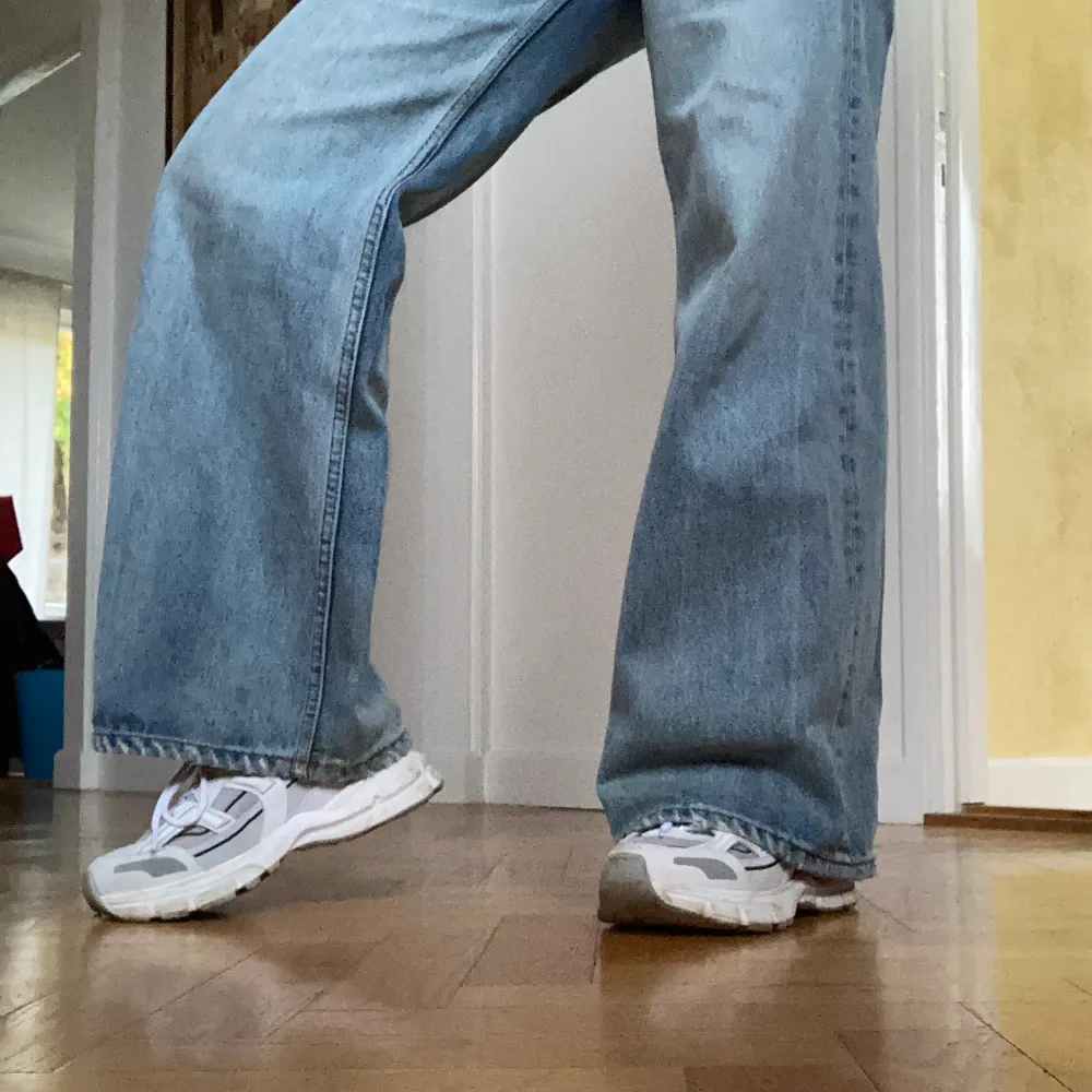 Snygga vida högmidjade jeans från Weekday i storlek W24/L30. Lite tajtare i midjan och vida nedtill. Originalmodellen heter Ace. Jag är 160 cm lång! Köparen står för frakt✌🏻. Jeans & Byxor.