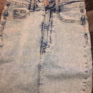 Gina tricot jeans kjol - Fin kjol , knappt använd 