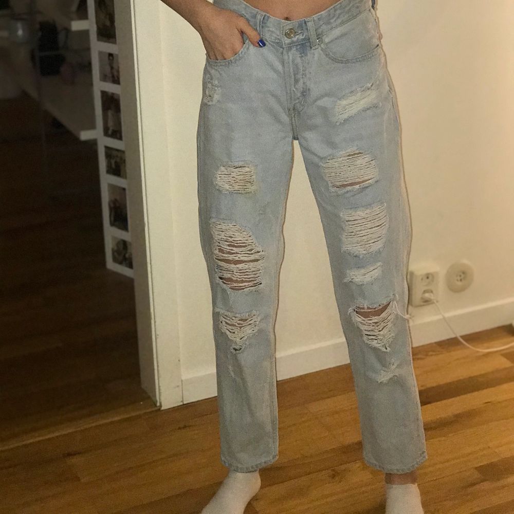 Håliga boyfriend jeans från h&m i stor storlek 25 (som en stor storlek S) . Jeans & Byxor.
