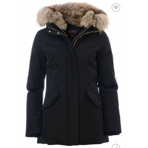 Woolrich jacka, storlek S - Modellen heter Valentine parka. Säljer på grund av att den är förstor för mig tyvärr😕 Använd en vinter, nypris 8500 Bilder med jackan på går att få om man vill ha det