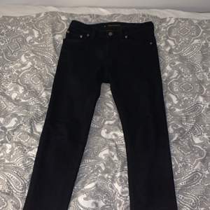 Säljer då ett par svarta nudie jeans jag köpte för några veckor sedan. Råkade beställa fel storlek så dom är förstora för mig. Jättefina och använda en gång. Storleken är W29 L34 på herr och jag är 1,75. Köpte dom för 1299kr och säljer dom för 900kr. Skriv privat om ni undrar något.