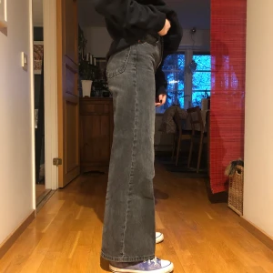 Breda jeans - Ett par grå/svarta jeans i modellen wide. Dem är endast använda ett fåtal gånger. W25 L30. Skulle säga att dem passar en person som är mellan 158-165 i längden. Köparen står för frakten om man inte kan mötas upp i Gävle!💕 ingen budgivning, först till kvarn!☺️