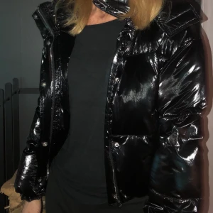 Jacka - Säljer denna coola jacka då jag inte får nån användning för den ( går att ta av luvan) 🤩 nästan aldrig använd så den är som ny, +frakt