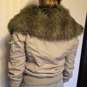 Beige jacka  - Mycket fint skick! Beige jacka som passar perfekt nu när det börjar bli kallare ute. Fuskpälsen kan enkelt tas av och sättas på. Många fickor. OBS lågt pris pga hög frakt. Passar XS-M.