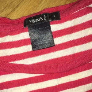 FILIPPA K TISHA / storlek S  - Röd vit Filippa K tisha. Säljes pga av att den inte används. 100 riksdaler tack!