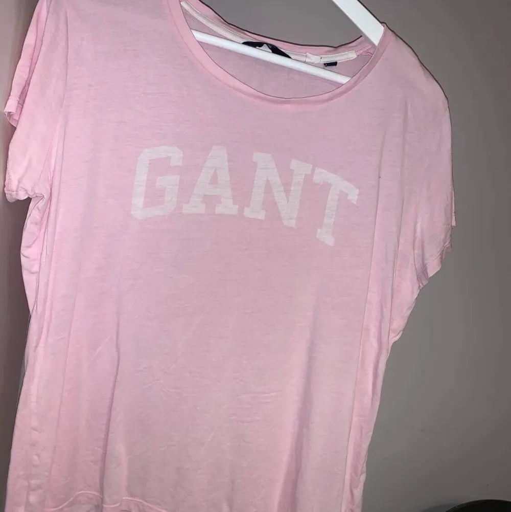 Super fin ljus rosa vanlig gant t-shirt! I bra skick och sparsamt använd, den kommer inte till användning längre och där av säljer jag! Hör av er vid fler frågor, frakten står köparen för! ☺️. T-shirts.