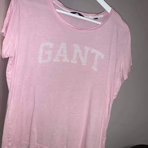 Super fin ljus rosa vanlig gant t-shirt! I bra skick och sparsamt använd, den kommer inte till användning längre och där av säljer jag! Hör av er vid fler frågor, frakten står köparen för! ☺️
