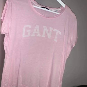 Gant t-shirt strl M  - Super fin ljus rosa vanlig gant t-shirt! I bra skick och sparsamt använd, den kommer inte till användning längre och där av säljer jag! Hör av er vid fler frågor, frakten står köparen för! ☺️