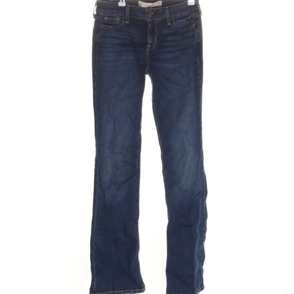 Säljer dessa snygga utsvängda  jeansen för att bli av med lite byxor då jag har för många, byxorna är i mycket bra skick🤟🏾💋💋💋. Jeans & Byxor.
