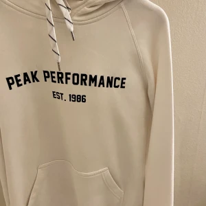 PEAK PERFORMANCE HOODIE - Hoodie i använt men fortfarande fint skick, storlek M!