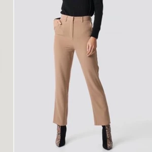 NA-KD Beiga kostymbyxor - Beiga kostymbyxor i tunnt lite stretchigt material, fin passform!