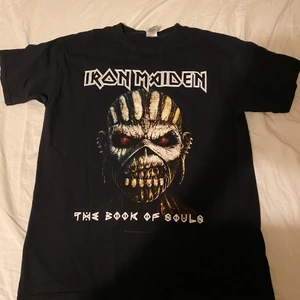 Iron maiden tshirt! - riktigt cool svart iron maiden tshirt! tröjan är i storlek M men sitter lite tajtare. den är köpt secondhand men i väldigt bra skick. köpare står för frakt 