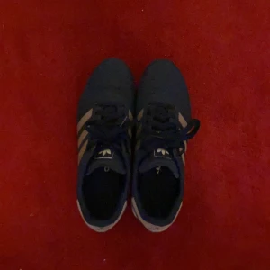 Adidas LA trainer  - Säljer mina knappt använda skor då jag aldrig använder dem. Jättebra skick. Nypris 1200 men säljer nu för 400.