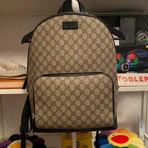 Gucci Ryggsäck - Beige monogram, får plats 15 tums laptop. 7/10 skick, använd en hel del. Nypris ligger på 12.000kr