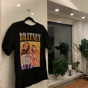 En skitball Retro Britney t-shirt från Divided.                      Startar budgivning i kommentera då flera var intresserade. Från 100kr + frakt