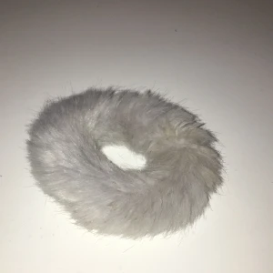 Scrunchie - Använda den ena mer än den andra bild 1 10kr bild 2 5kr 