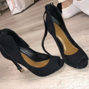 Supersnygga klackar från Italien  - Supersnygga klackar från Italien. Klackarna köptes för närmare 1000kr och är av bra kvalite. Mocca material. Använda sparsamt, va 1 ggr. Bra skick 