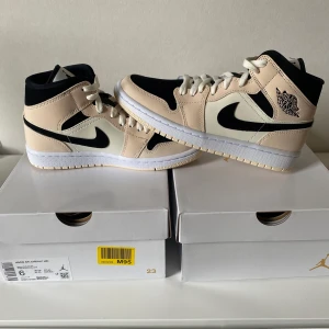 AJ 1 Mid Guava - Air Jordan 1 Mid Guava, storlek 39. Helt nya, 1600kr + frakt. Kvitto från Zalando finns och de är 100 % äkta 💫