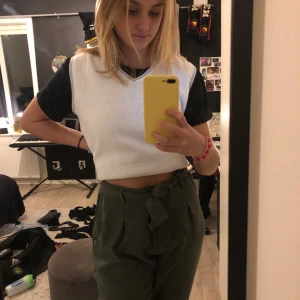 Militärgröna byxor - Fina byxor i militärgrönt från lager 157☺️☺️ aldrig använda då de är för små. Materialet är polyester så de är luftiga och sköna! Frakt tillkommer🥰