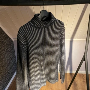 Tjock polotröja - Köpt på en second hand-affär förra året och den har aldrig blivit använd av mig. Den är väldigt tjock och varm. 