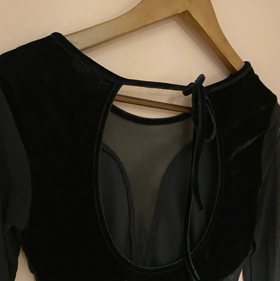 Trendig svart klänning  - 91