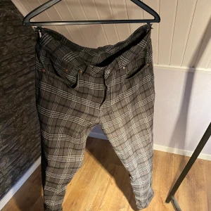 Byxor - Lätta och mjuka byxor som är flitigt använda. Dom är i storlek L men jag är ganska säker på att dom är upplagda för längesen. Så dom passar någon som mig, kort och halvtjock.