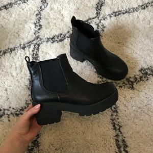 Höst skor 37 ifrån scorette - Enkla snygga höst skor/kängor som tyävrr inte används. Använda 1 säsong och i dont skick. Köparen står för frakt.