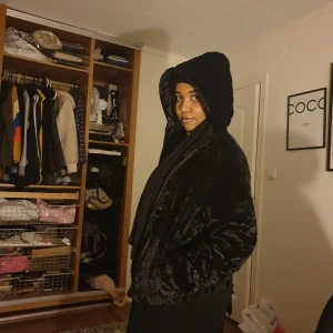 Svart jacka  - Fin svart päls jacka. Bra skick och perfekt för hösten. 