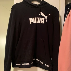 Puma tjocktröja - Nästintill oanvänd Puma tjocktröja, super fin och bekväm. Hämtas i Norrköping eller skickas mot porto. 