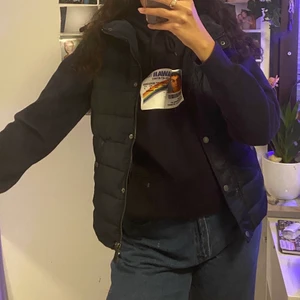 Väst:) - Aldrig använd, mörkblå väst ✨ Köpt för något år sen men kom aldrig till användning därav lapparna kvar ✌🏽 Suuperfin med hoodie under 🍀