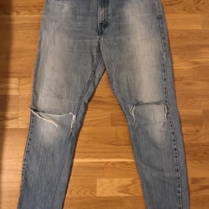Levi’s regular fit 32/32 - Snyggt Slitna och sköna Levi’s i modell Regular fit Straight leg i storlek 32/32. Är själv 177 cm och har storlek S men de har varit perfekt baggy på mig. Är öppna i båda knäpartierna. 