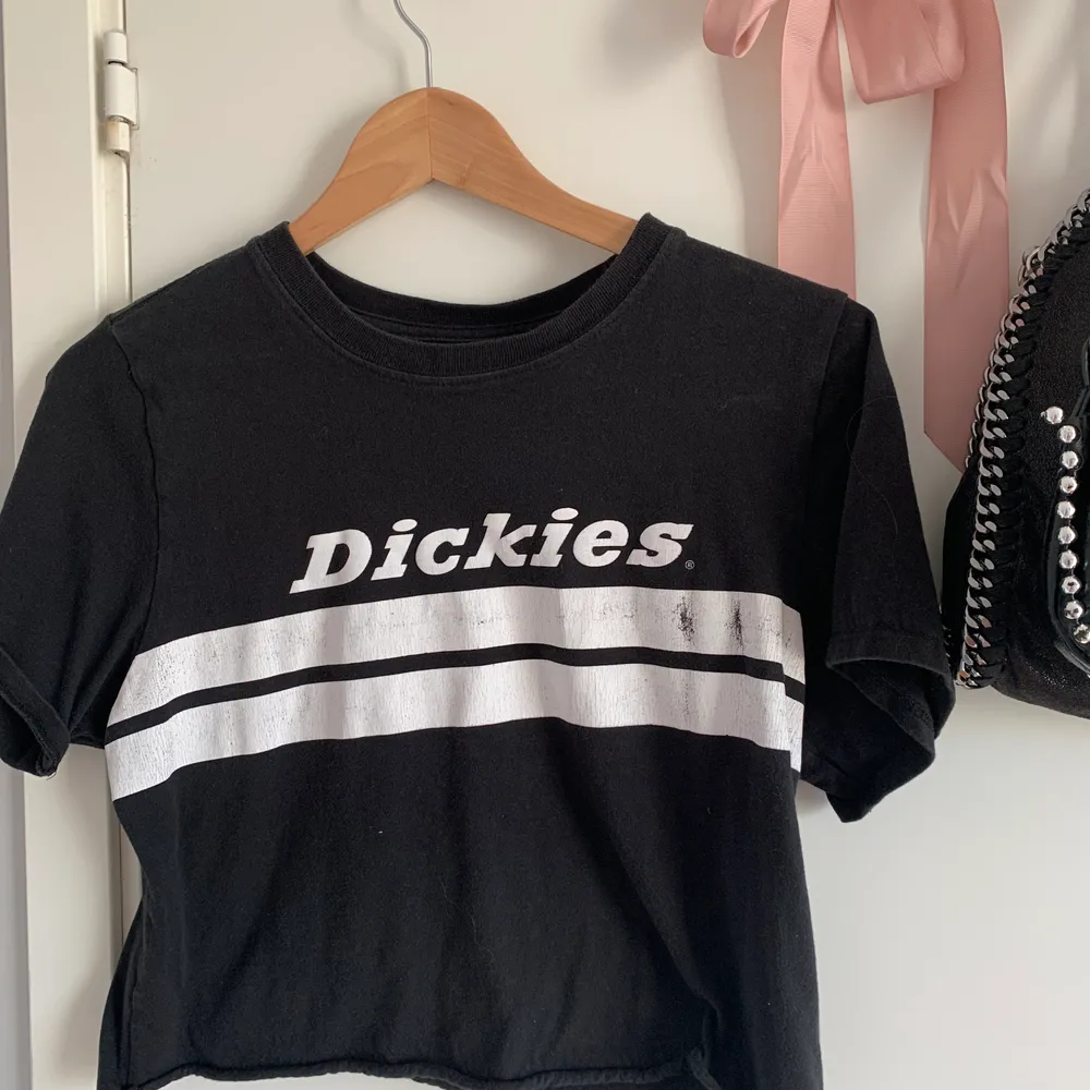 Äkta svart Dickies T-shirt i croppad modell köpt i New York. Använd men fortfarande bra skick. Pris kan diskuteras.. T-shirts.