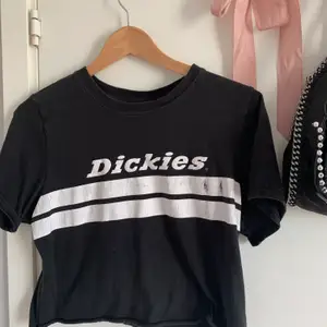 Äkta svart Dickies T-shirt i croppad modell köpt i New York. Använd men fortfarande bra skick. Pris kan diskuteras.