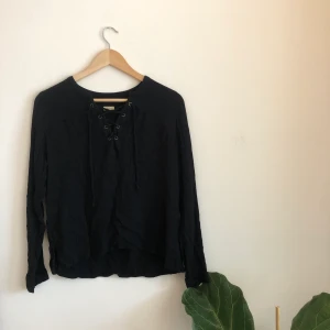 Svart blus från Hollister - Svart blus från Hollister⚡️ Tveka inte att höra av dig vid frågor, funderingar eller önskemål🌟 frakt tillkommer🌼