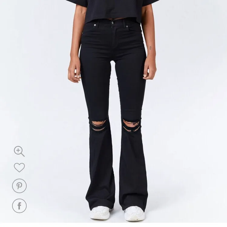 Säljer ett par oanvända svarta de denim bootcut jeans. Dessa är väldigt stretchiga och sköna. Osäker vilken storlek men tror det var 24/32. Midjan är som en 34 och längden passar någon som är 168 typ👍🏼💖 nypris 500kr. Jeans & Byxor.