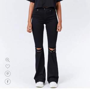 Säljer ett par oanvända svarta de denim bootcut jeans. Dessa är väldigt stretchiga och sköna. Osäker vilken storlek men tror det var 24/32. Midjan är som en 34 och längden passar någon som är 168 typ👍🏼💖 nypris 500kr