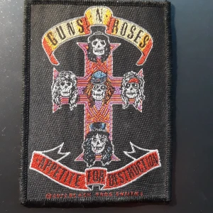 Appetite for sestruction tygmärke - Säljer ett tygmärke som föreställer Guns N Roses debutalbum Appetite for destruction eftersom den inte passade in bland de andra på min väst,  tygmärket är alltså nyskick. (Är inte en iron-on patch) Nypris:59kr Betalning sker via Swish